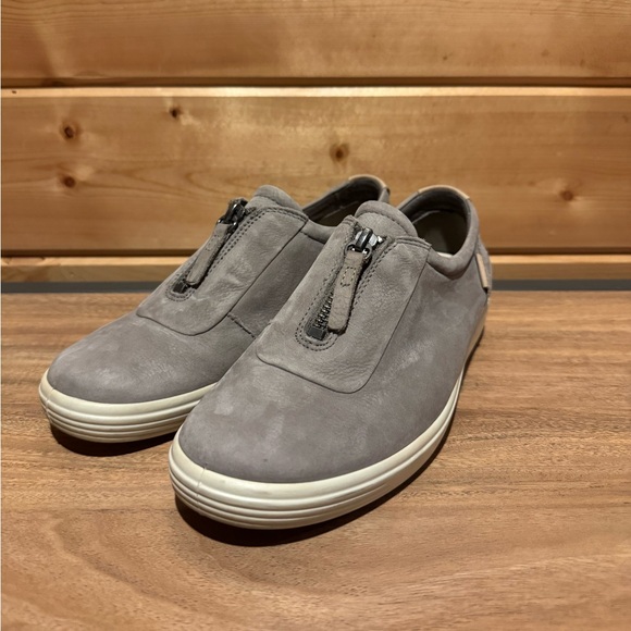 Like New Ecco Soft 7 Zip Leather Sneaker Women's Warm Grey - US Size 5 / EU 36 - Picture 2 of 10